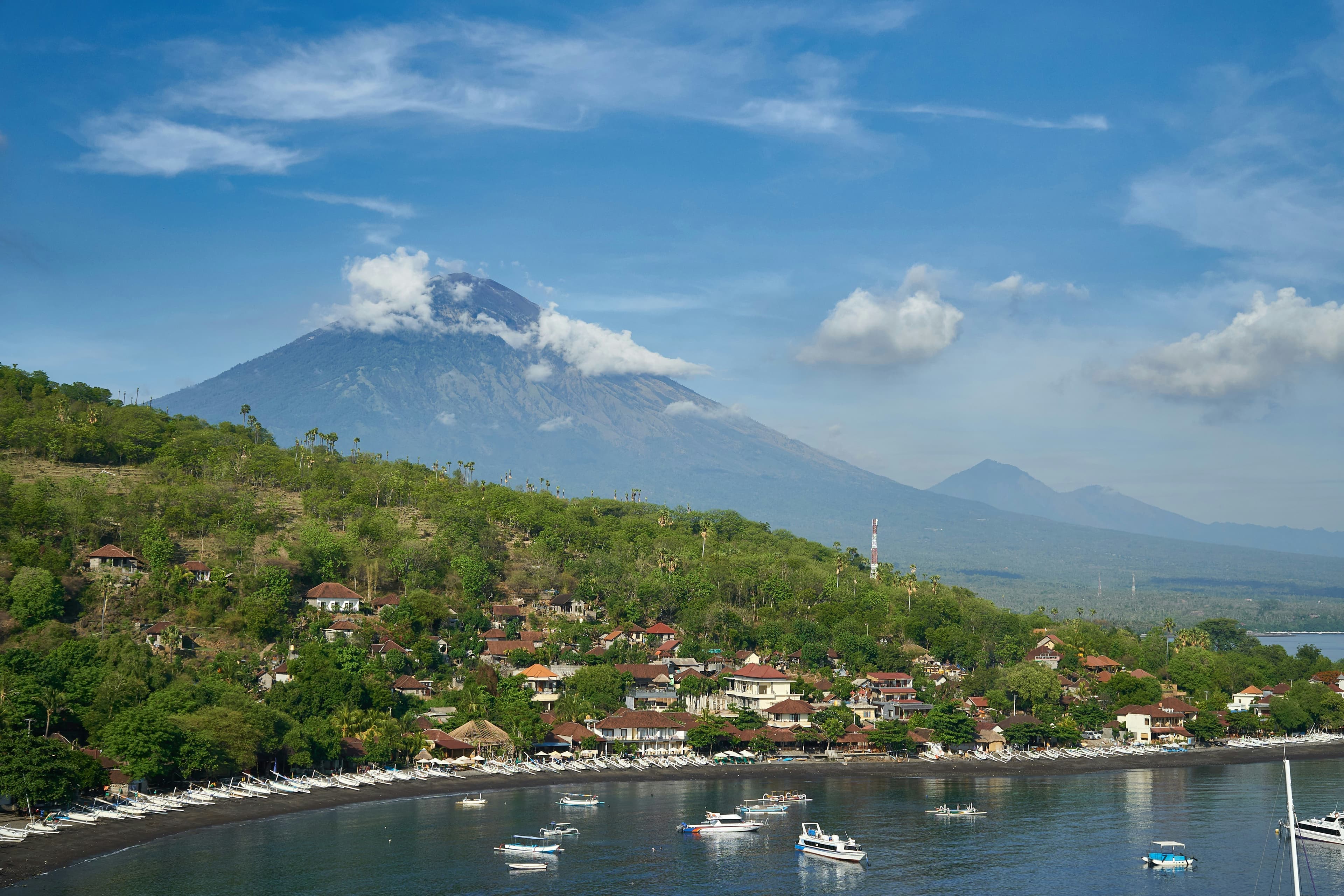 Uitzicht over de baai van Amed met vulkaan Agung op de achtergrond