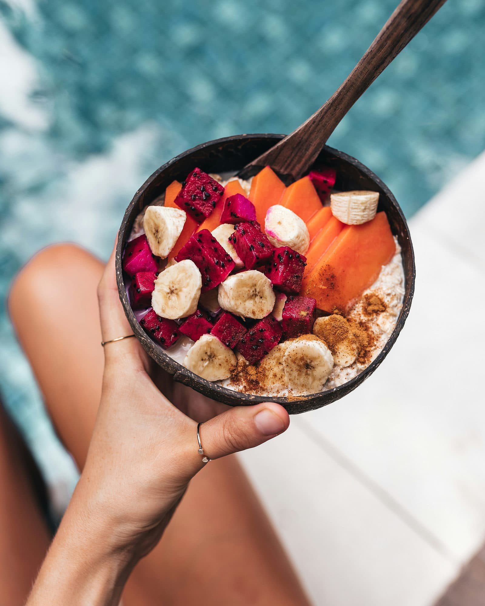 Smoothie bowl met dragonfruit, papaja en banaan in een kokosnoot