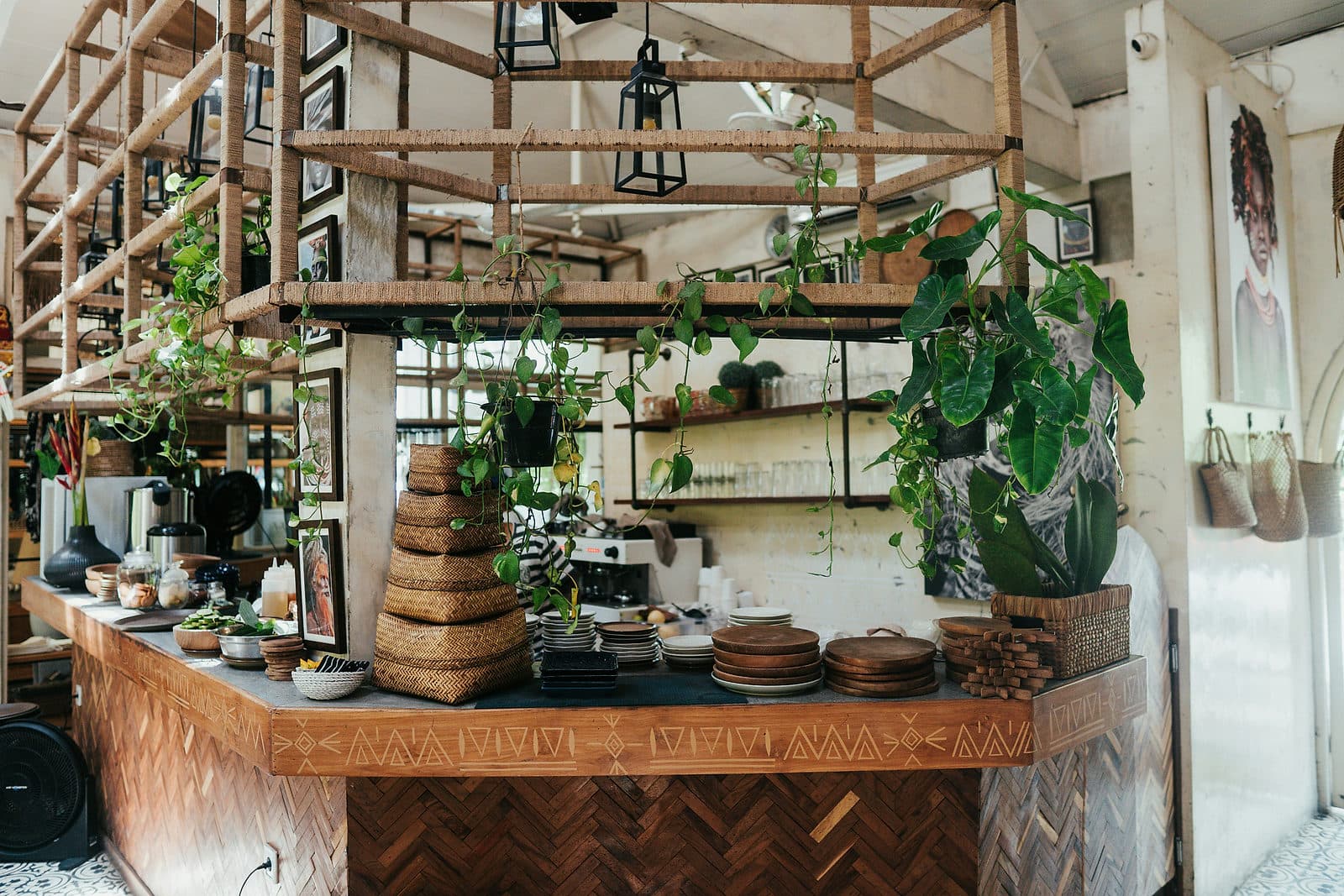 Winkelinterieur met rotan manden, planten en houten meubels in een conceptstore in Canggu