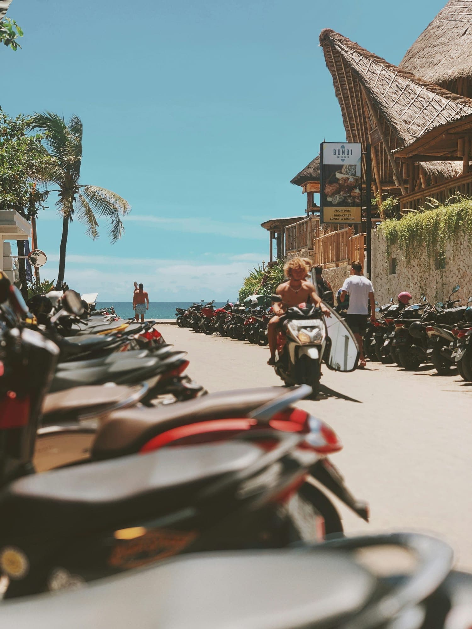 Geparkeerde scooters langs een weg in het zuiden van Bali