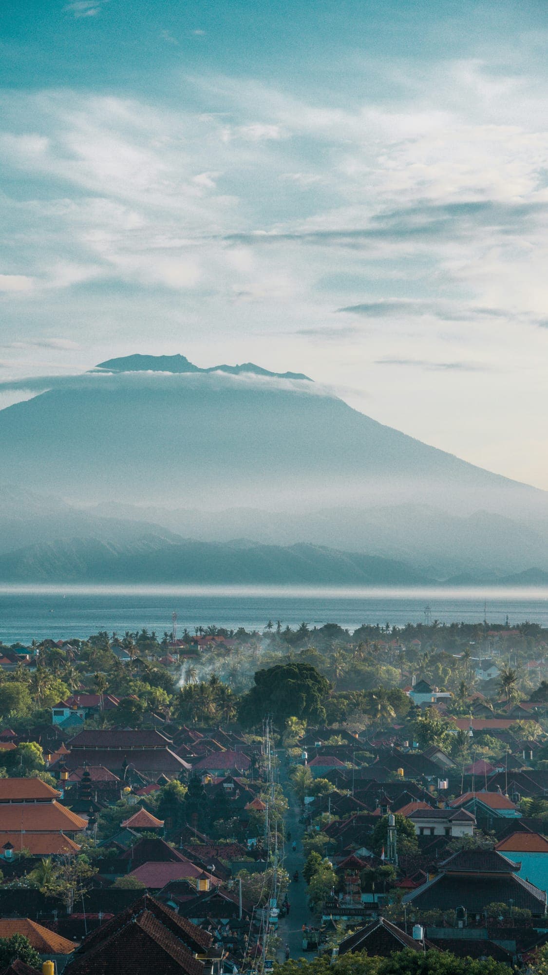 De vulkaan Agung op Bali gezien over het water vanaf de Nusa-eilanden