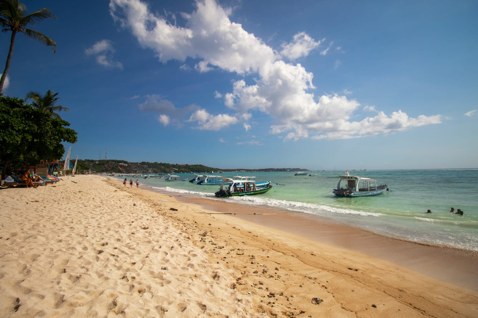 Boten voor het brede strand van Nusa Lembongan, het aankomstpunt voor Nusa Ceningan