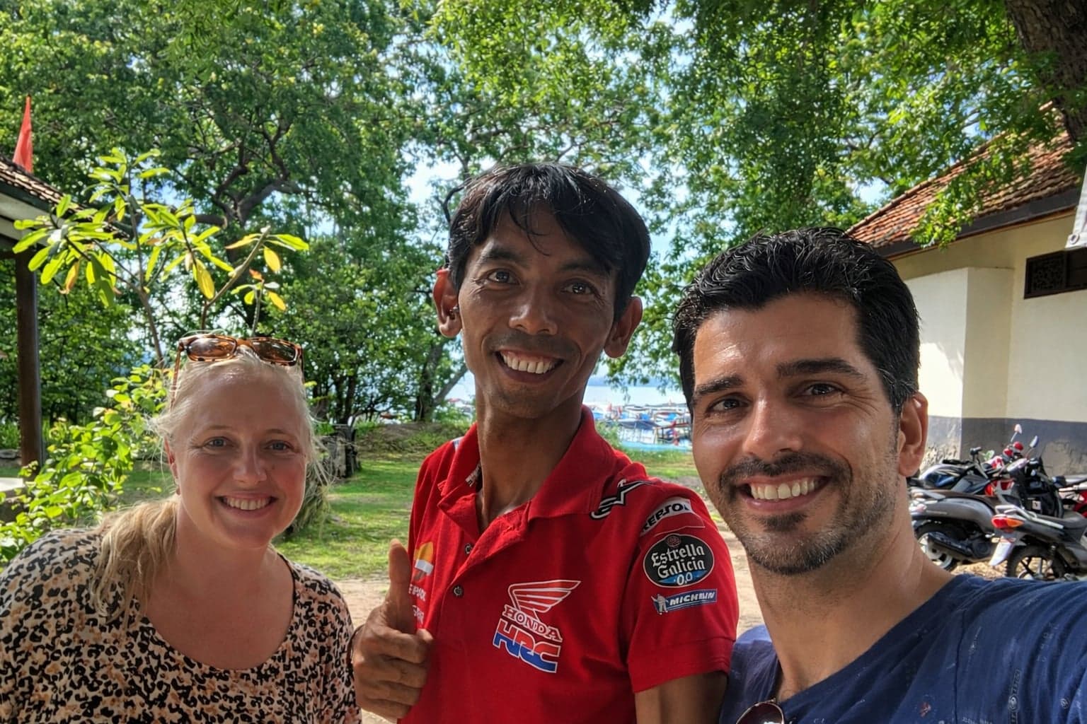 Gunde, onze taxichauffeur op Bali, samen met ons op de foto