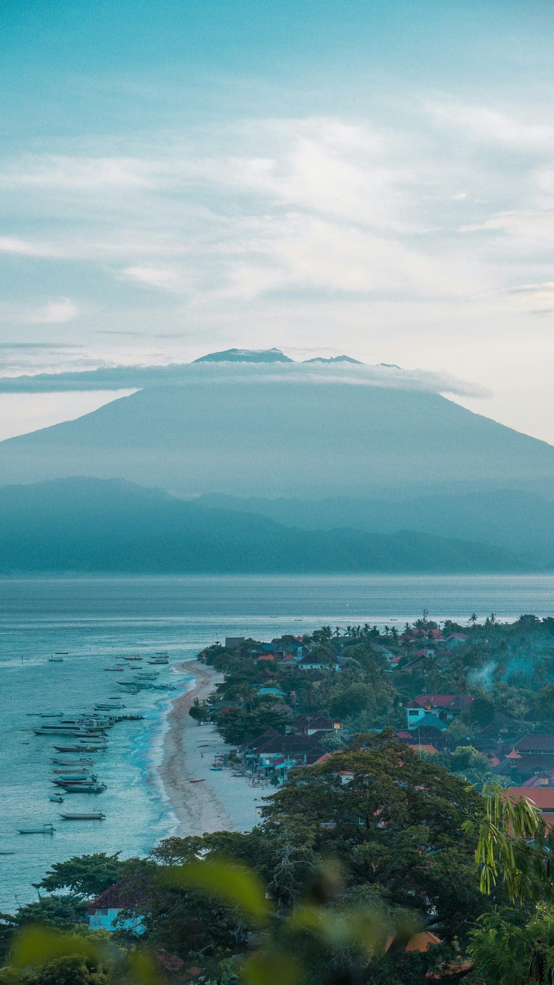De vulkaan Agung op Bali gezien vanaf de kust van Nusa Lembongan
