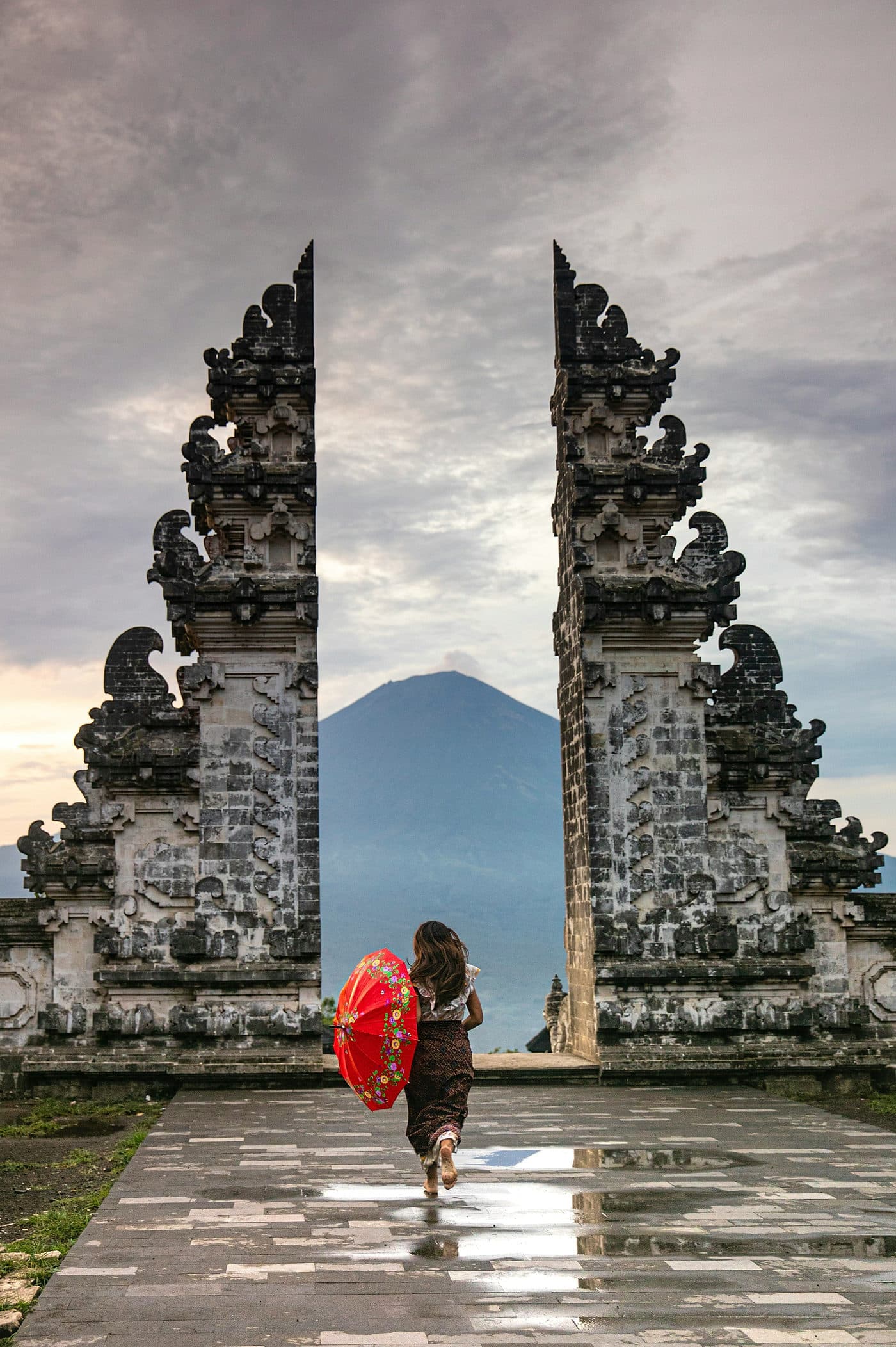 De gespleten tempelpoort van Pura Lempuyang met de vulkaan Agung er precies tussen