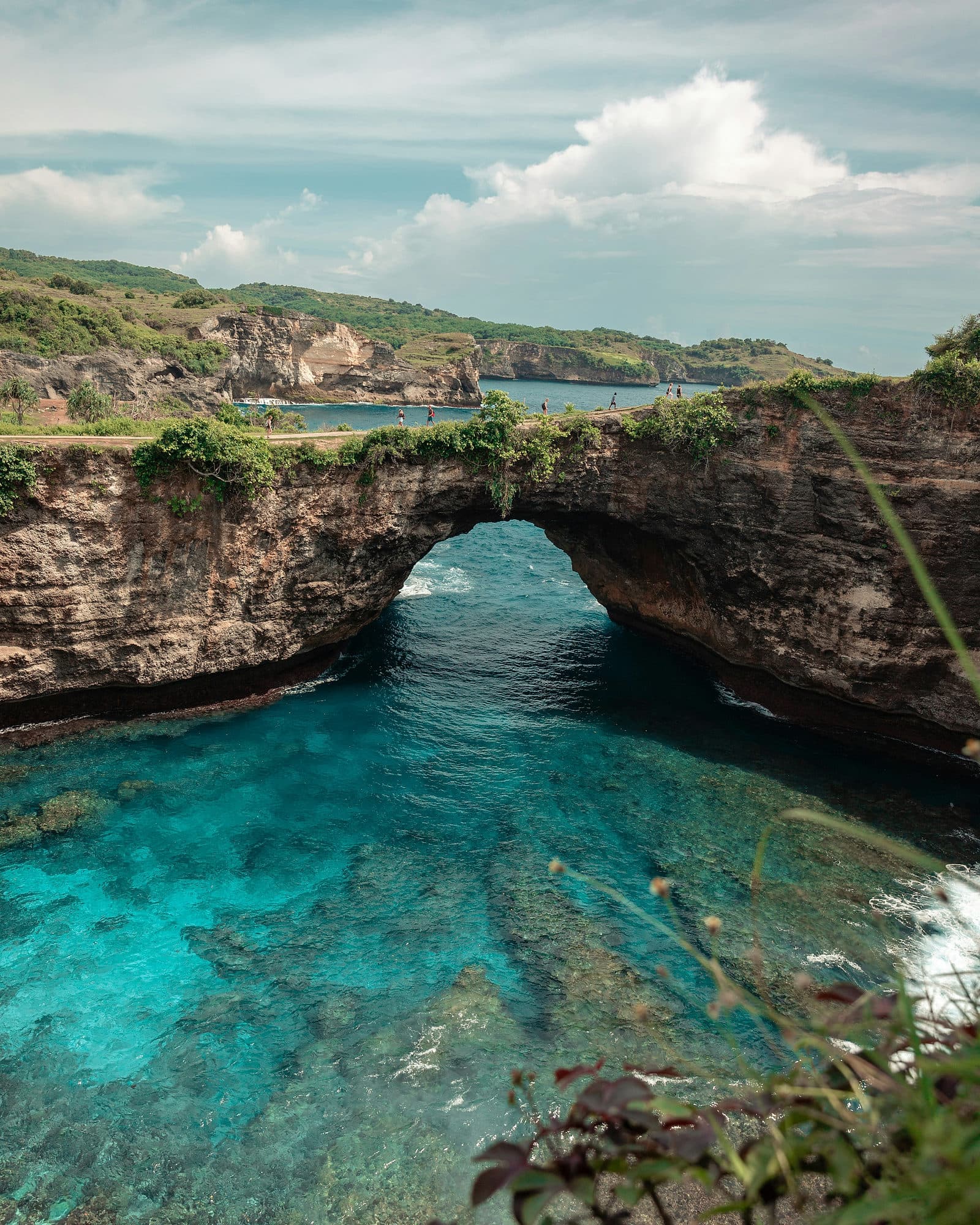 De natuurlijke rotsboog van Broken Beach met turkoois water op Nusa Penida