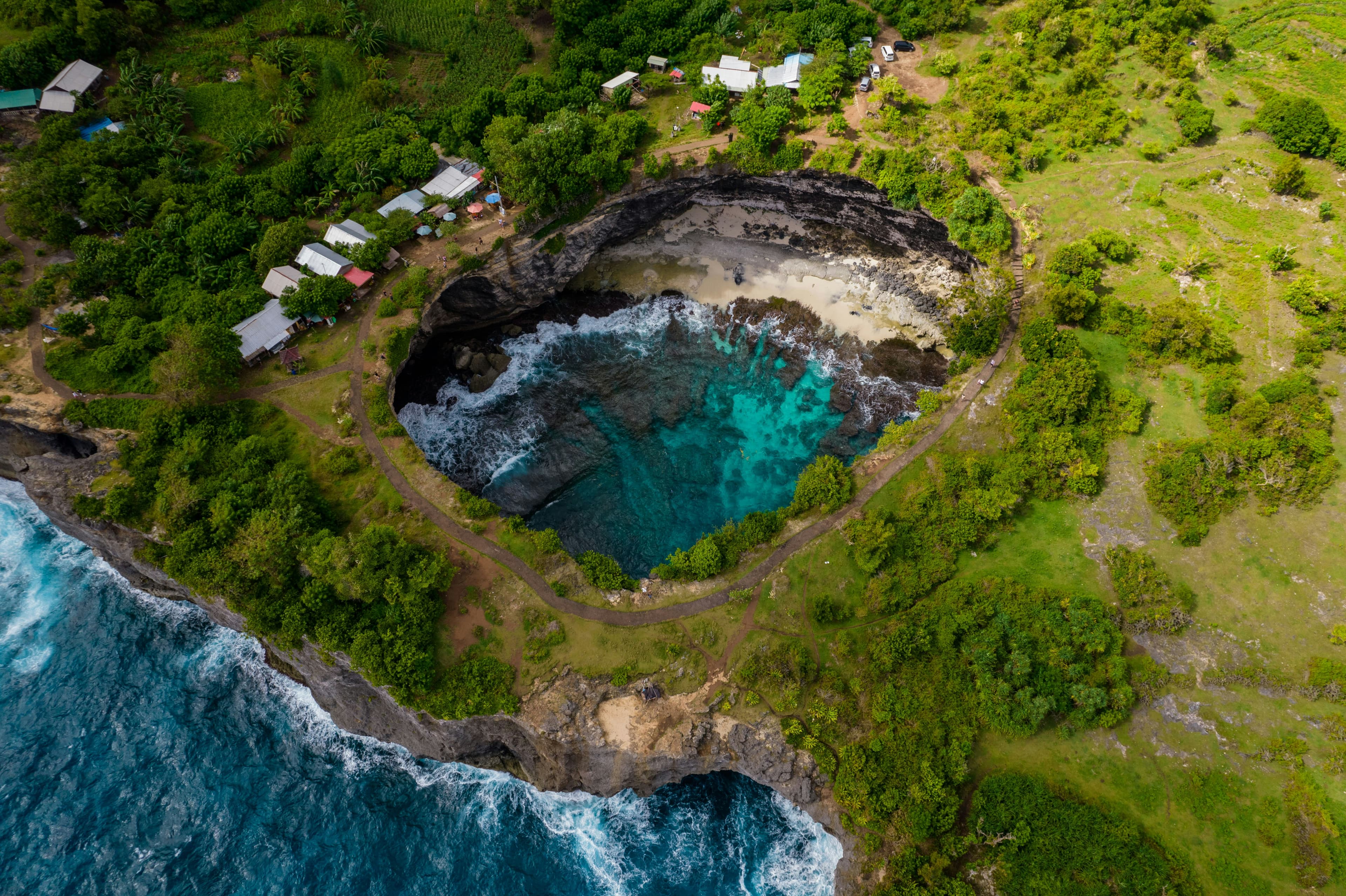 Diamond Beach op Nusa Penida met turkooise baai en hoge rotsformaties