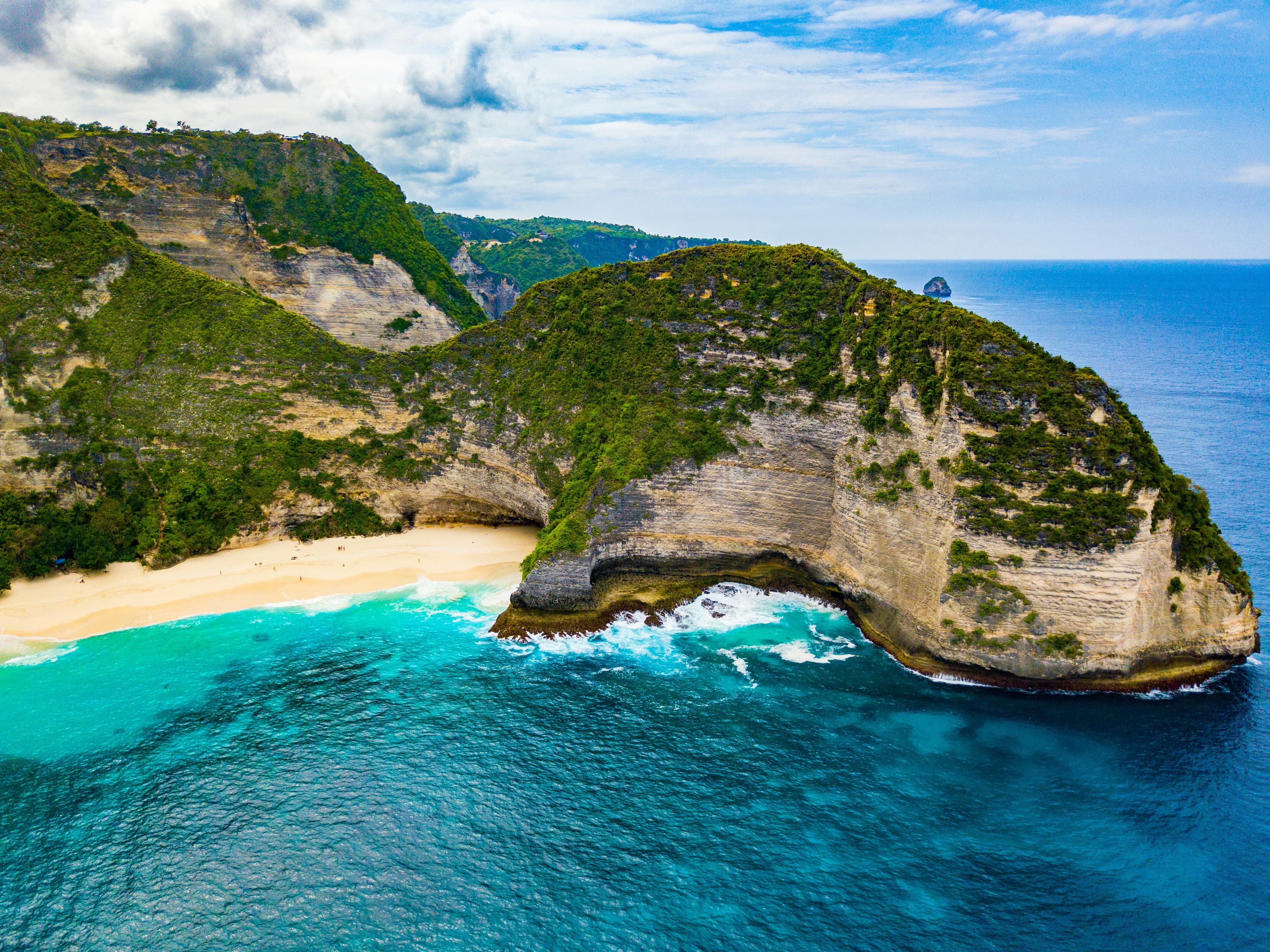 Het uitzicht over Kelingking Beach op Nusa Penida met turkoois water diep beneden de kliffen