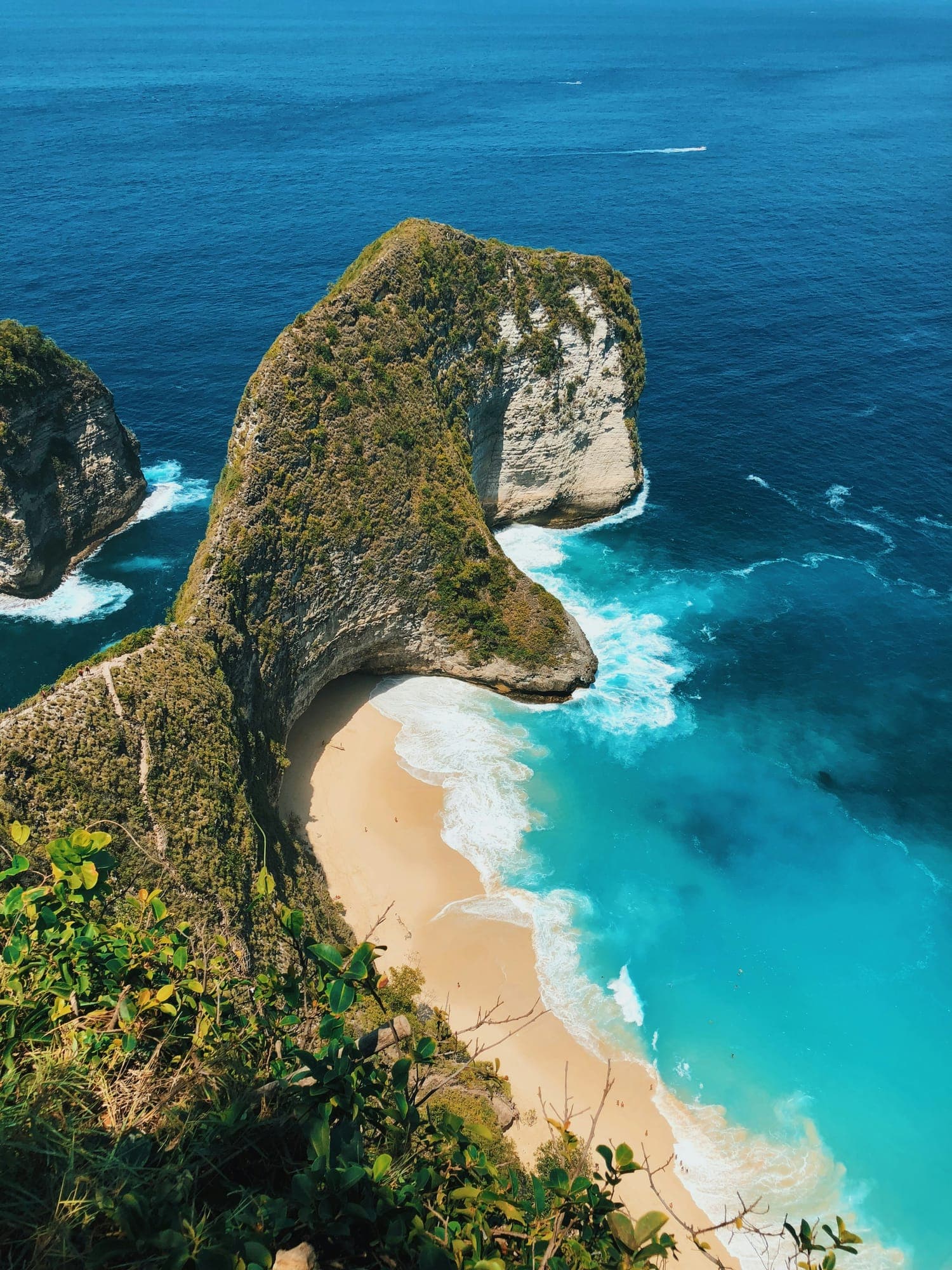 De kliffen van Kelingking Beach op Nusa Penida met turkoois water eronder