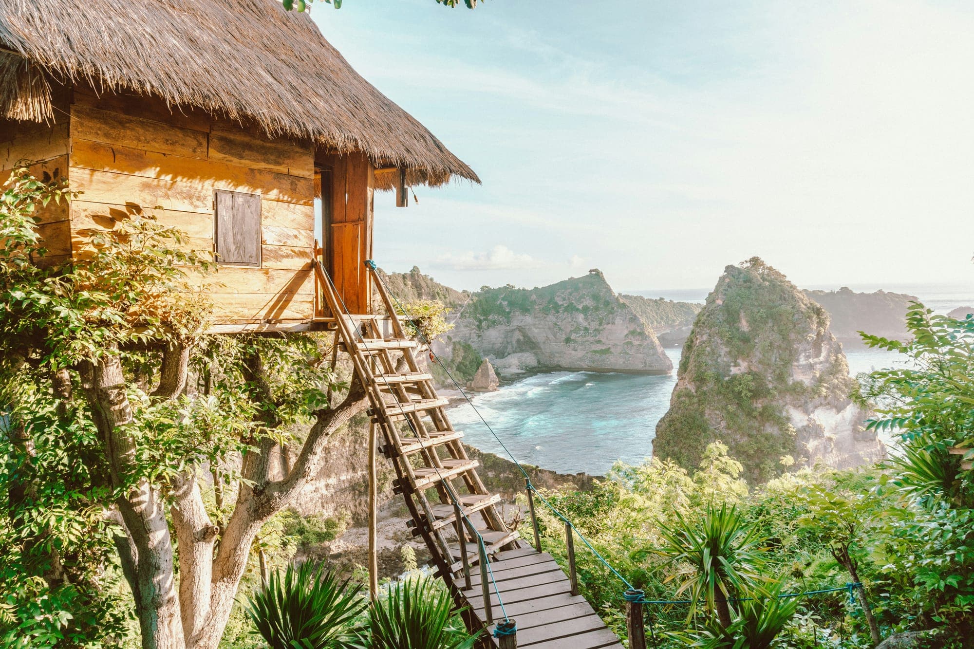 Het houten boomhuisje Rumah Pohon met uitzicht over de kust van Nusa Penida