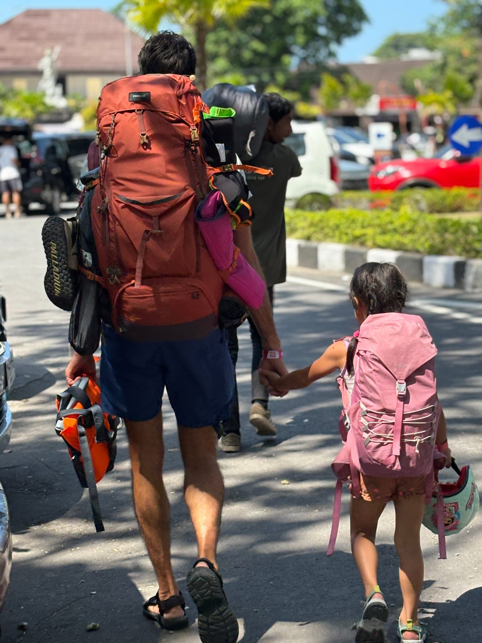 Met rugzakken en al onderweg op Bali, hand in hand