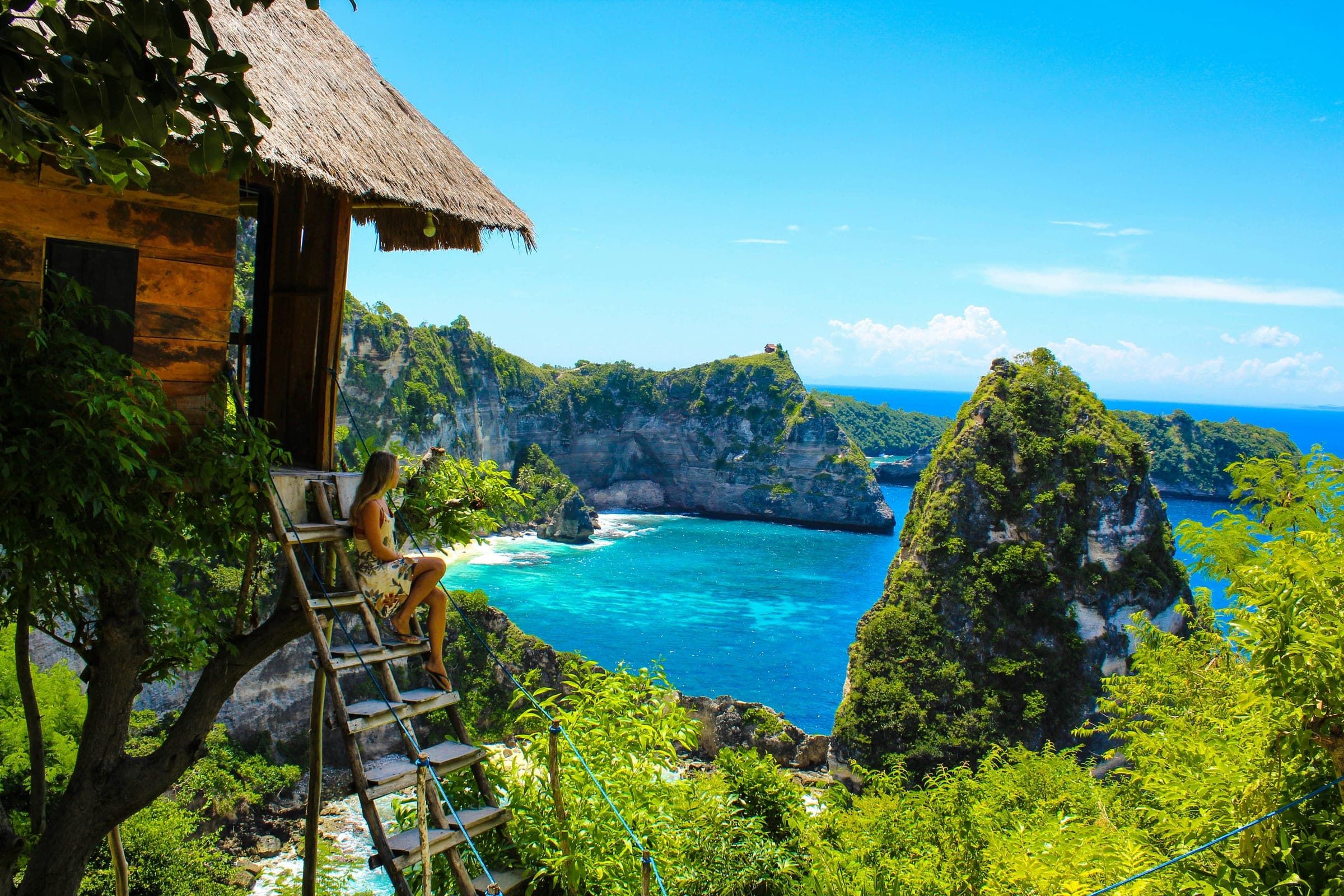 Houten boomhutje op de klif bij Thousand Islands Viewpoint met uitzicht over de oostkust van Nusa Penida
