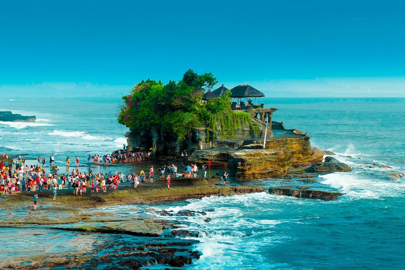De zeetempel Tanah Lot op een rots in zee aan de westkust van Bali
