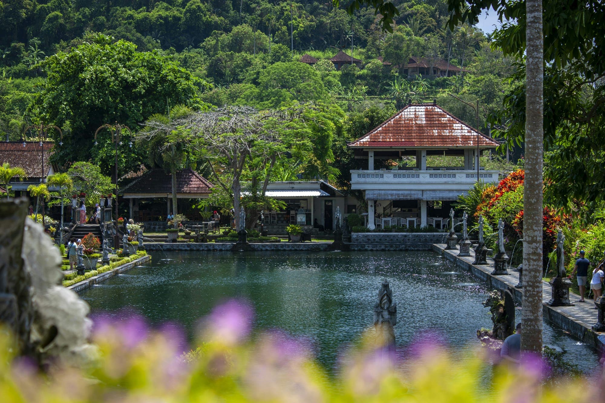 De vijvers, fonteinen en stenen beelden van waterpaleis Tirta Gangga in Oost-Bali