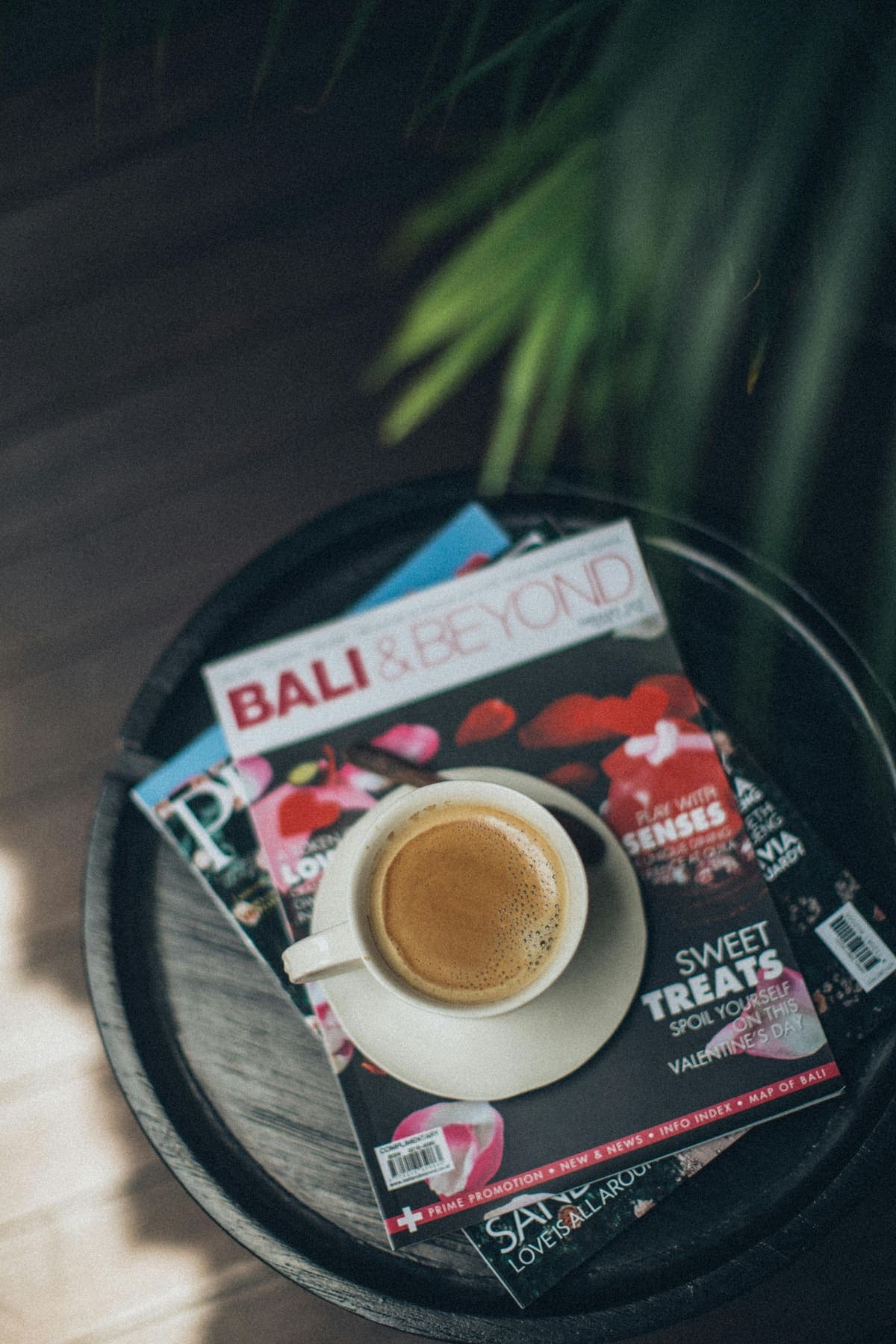 Een kop koffie op een houten tafel op een koffieplantage in het binnenland van Bali