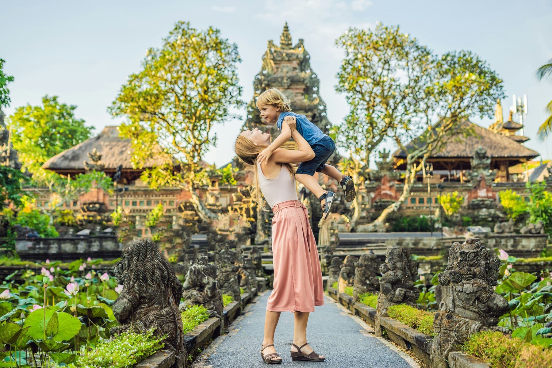 Het pad over de lotusvijver naar de poort van de Saraswati-tempel in Ubud