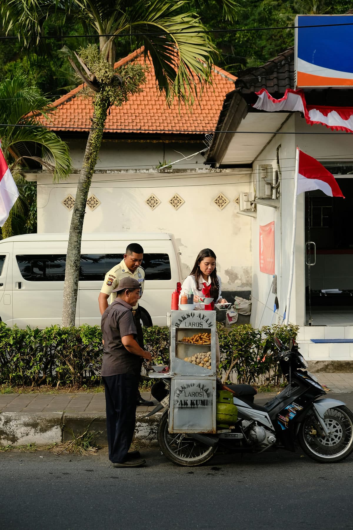 Een straatkarretje waar saté en snacks worden verkocht in een Balinees dorp