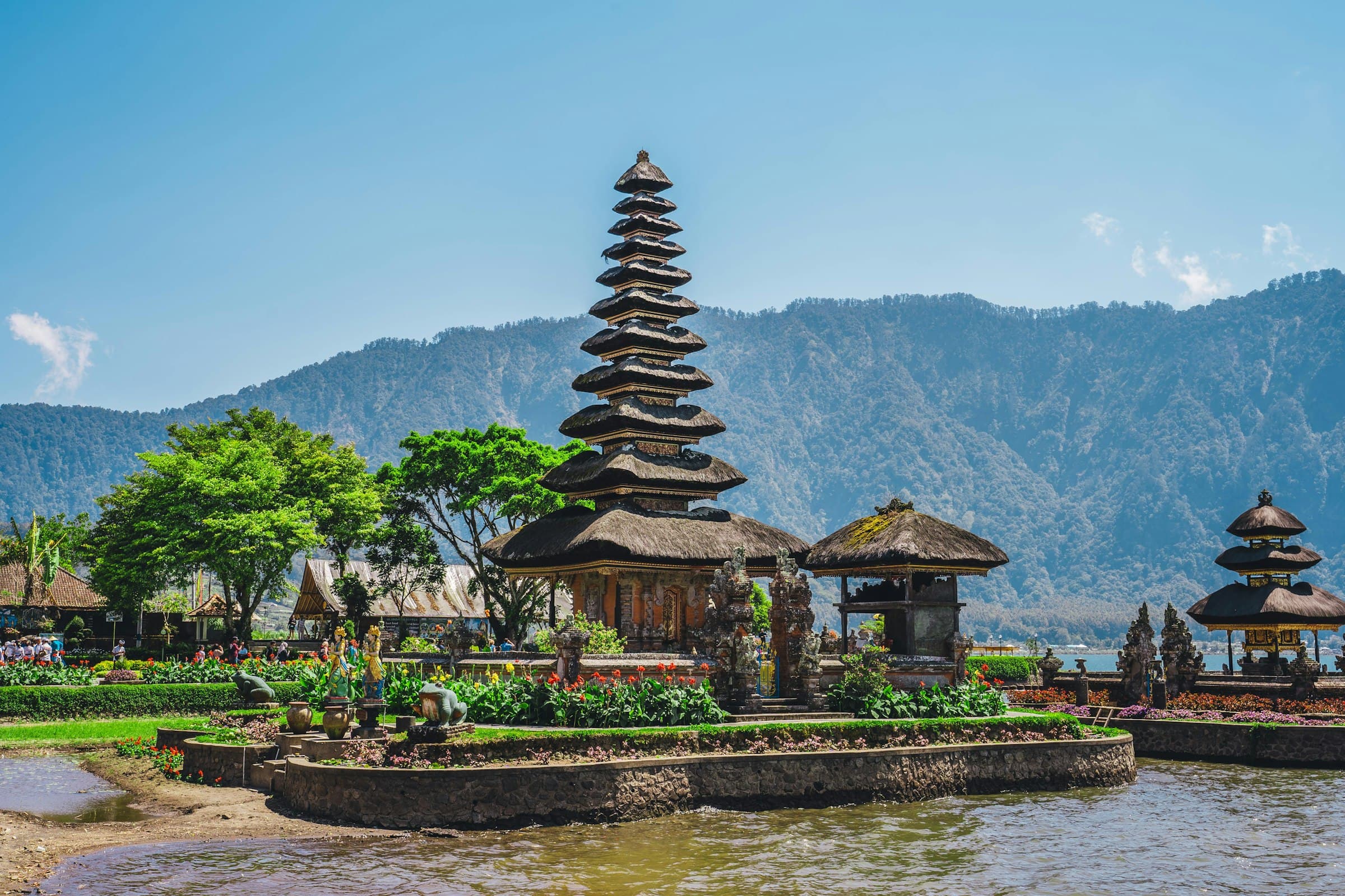 De Ulun Danu Beratan-tempel op het meer, omringd door bergen op Bali