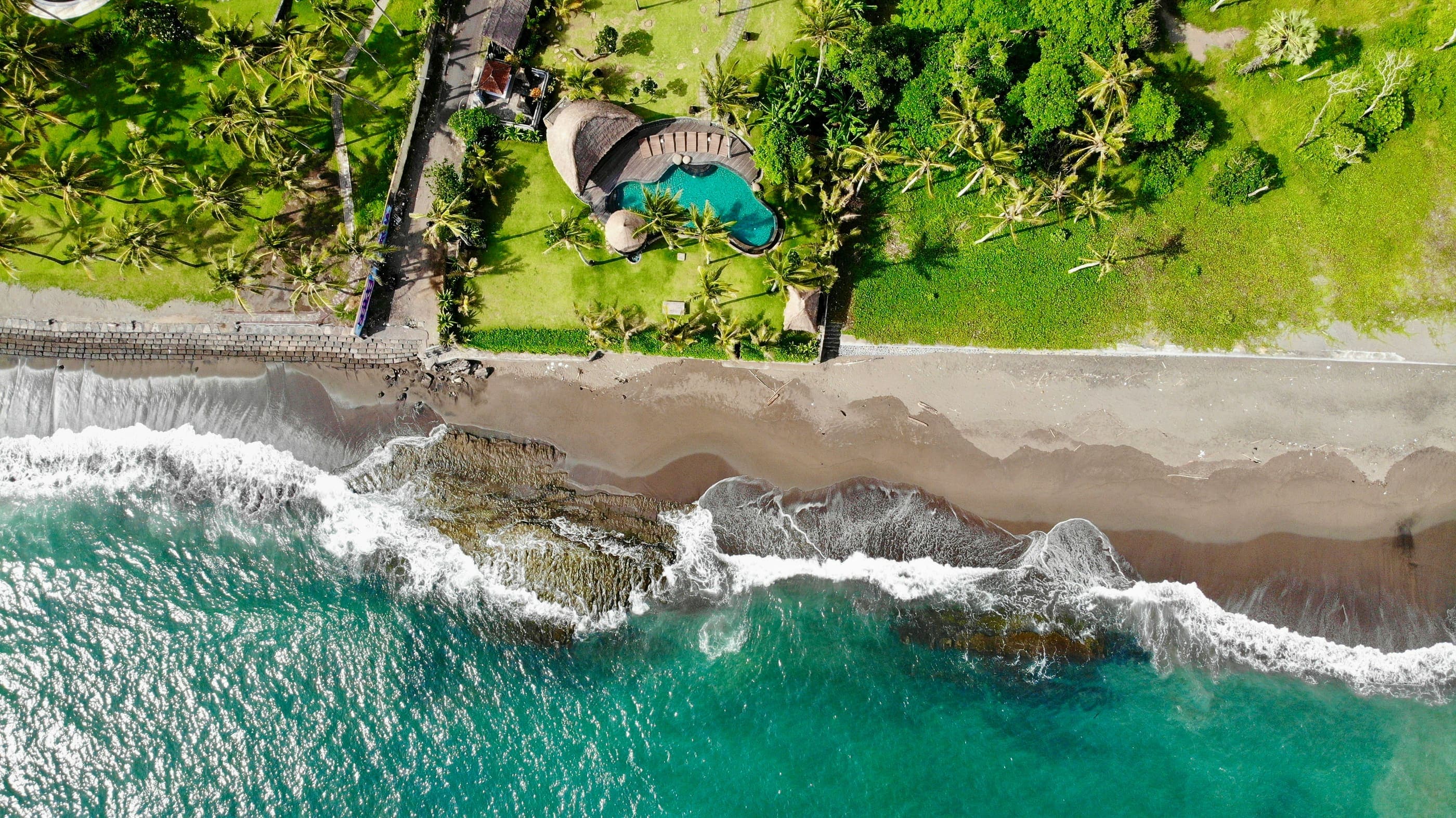 De kalkstenen kliffen en turkooizen branding van het Bukit-schiereiland bij Uluwatu op Bali