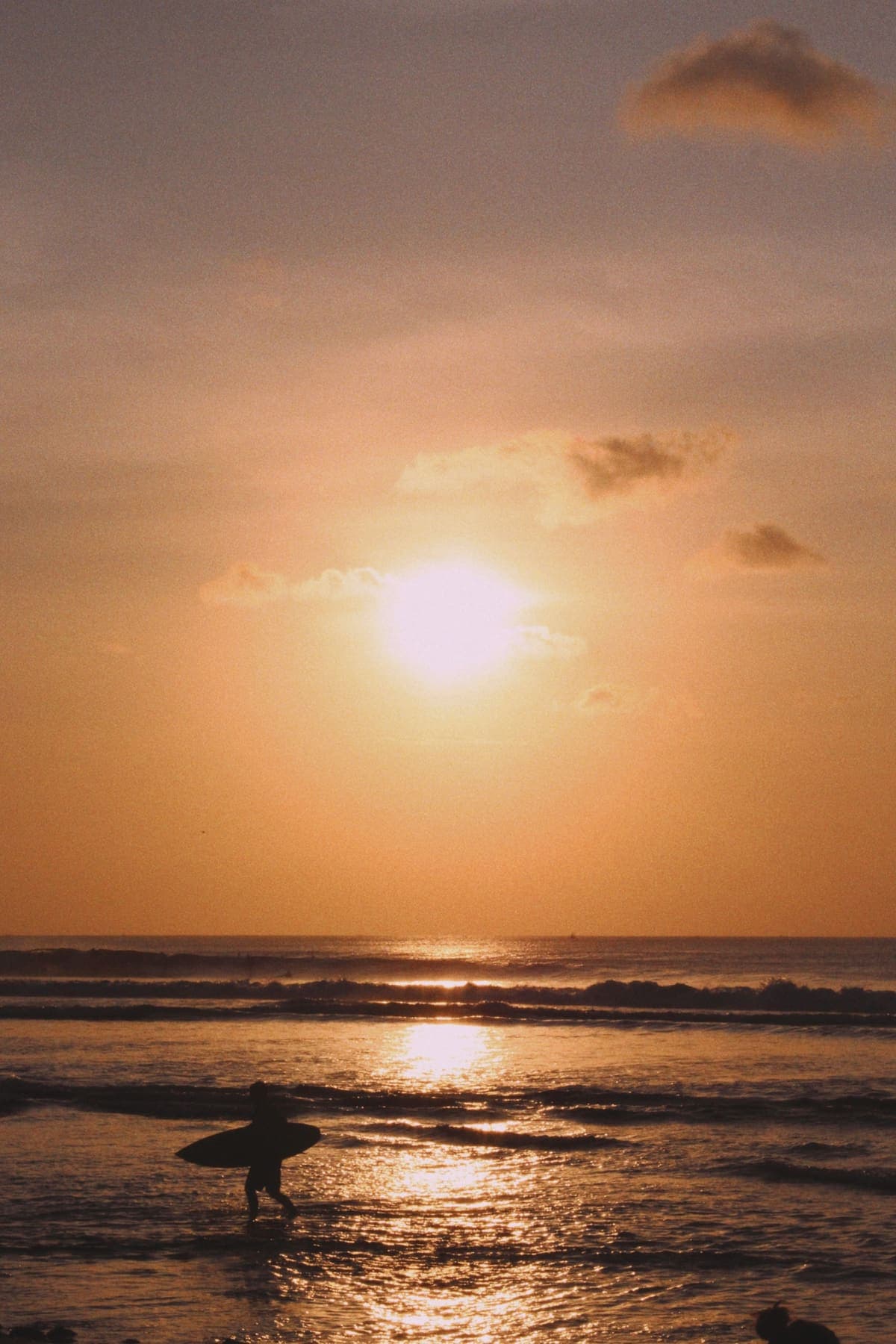De zon zakt boven de zee bij een strand op het Bukit-schiereiland op Bali