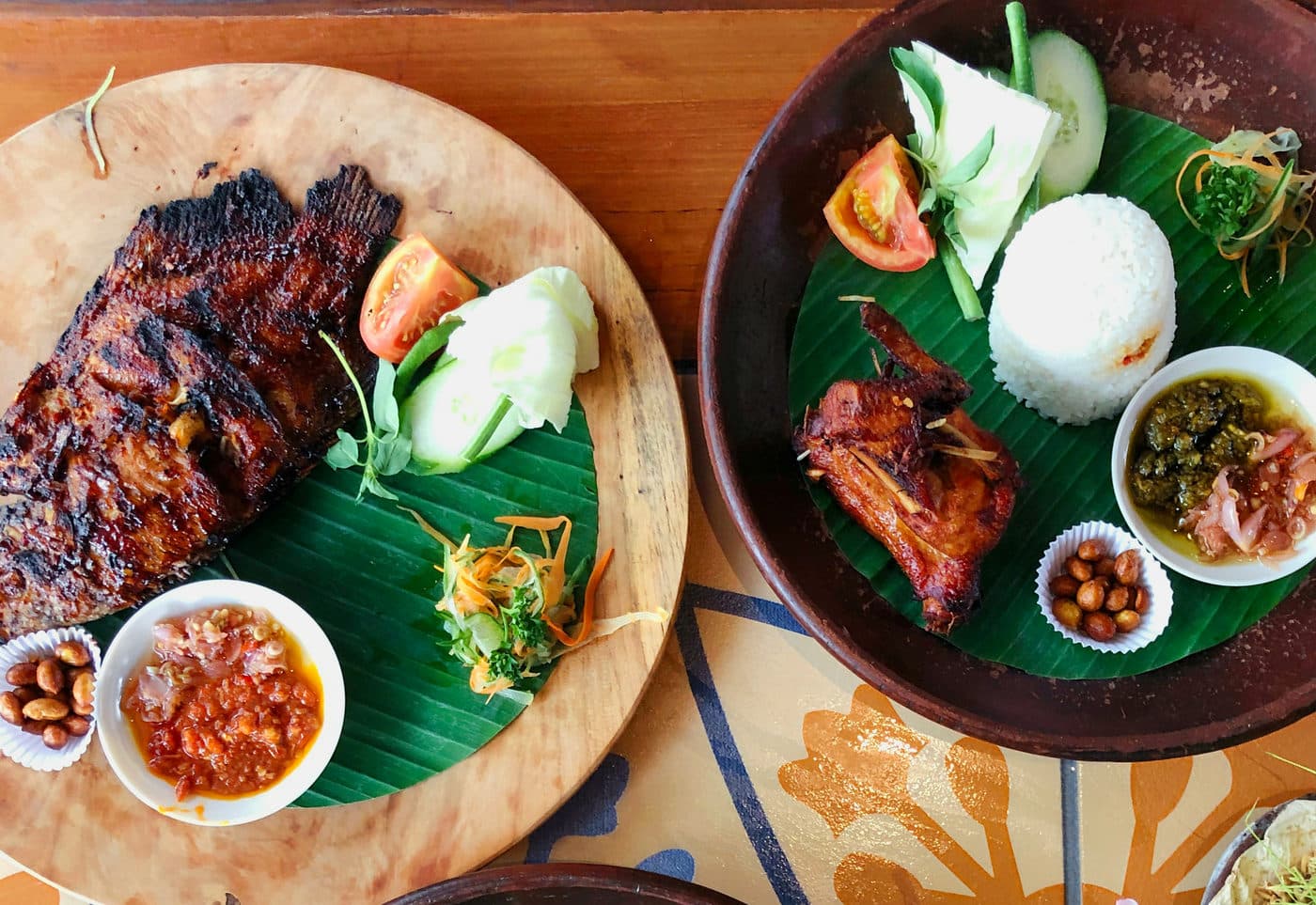 Balinese gerechten in houten schaaltjes op een tafel in een warung