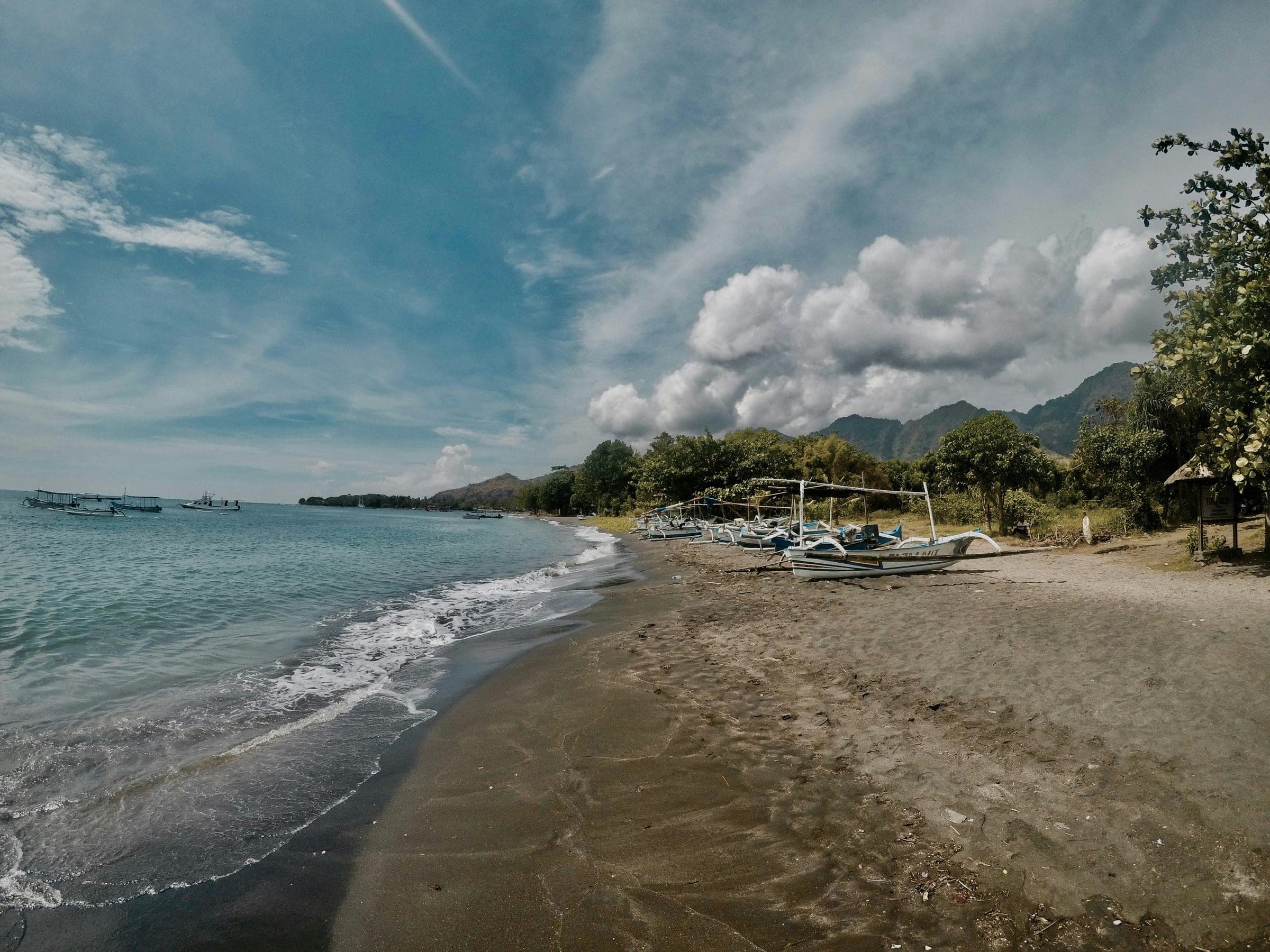 Stapelwolken boven de kust en de bergen van Bali