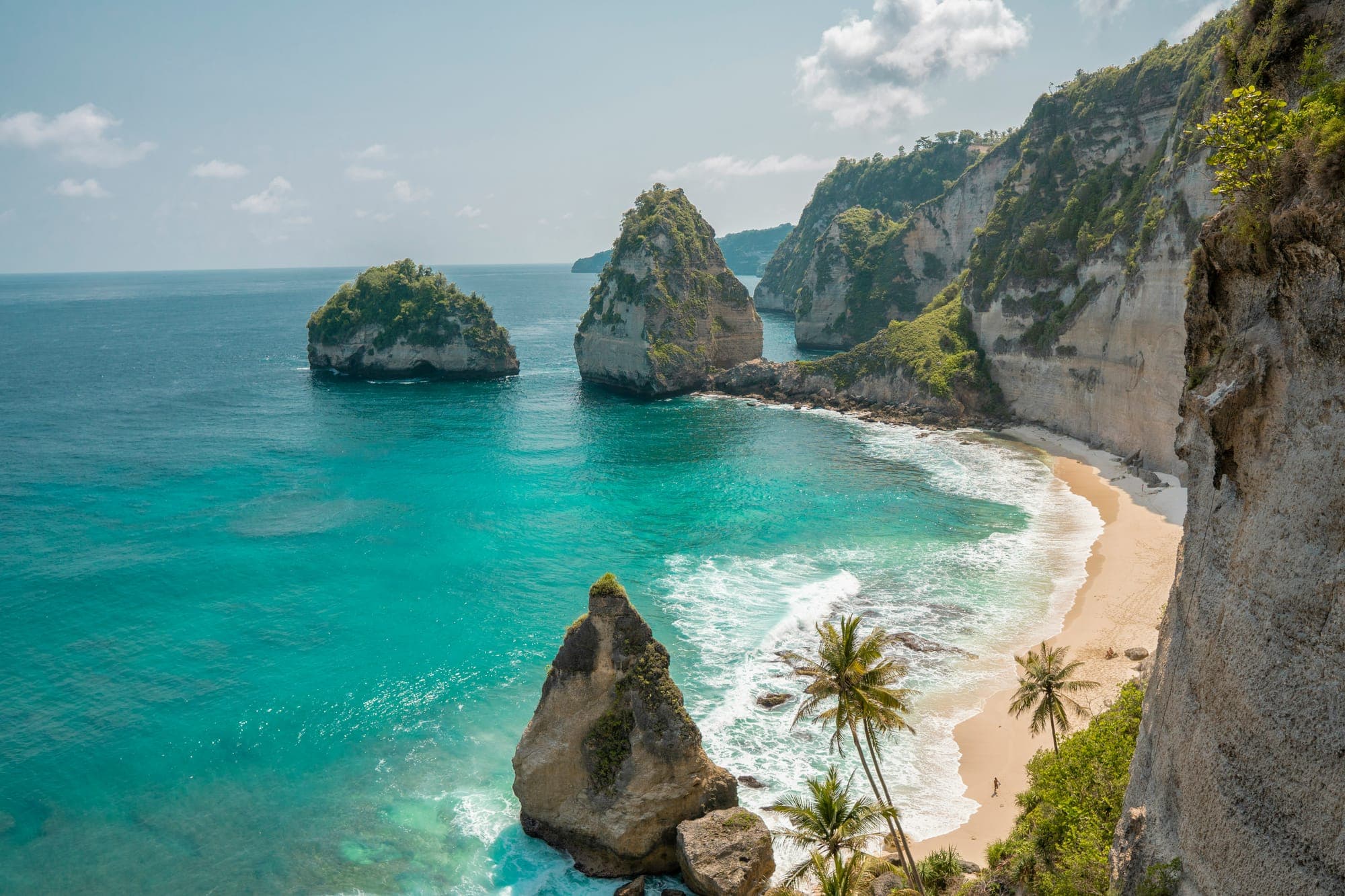 De rotseilandjes voor Atuh Beach aan de oostkant van Nusa Penida