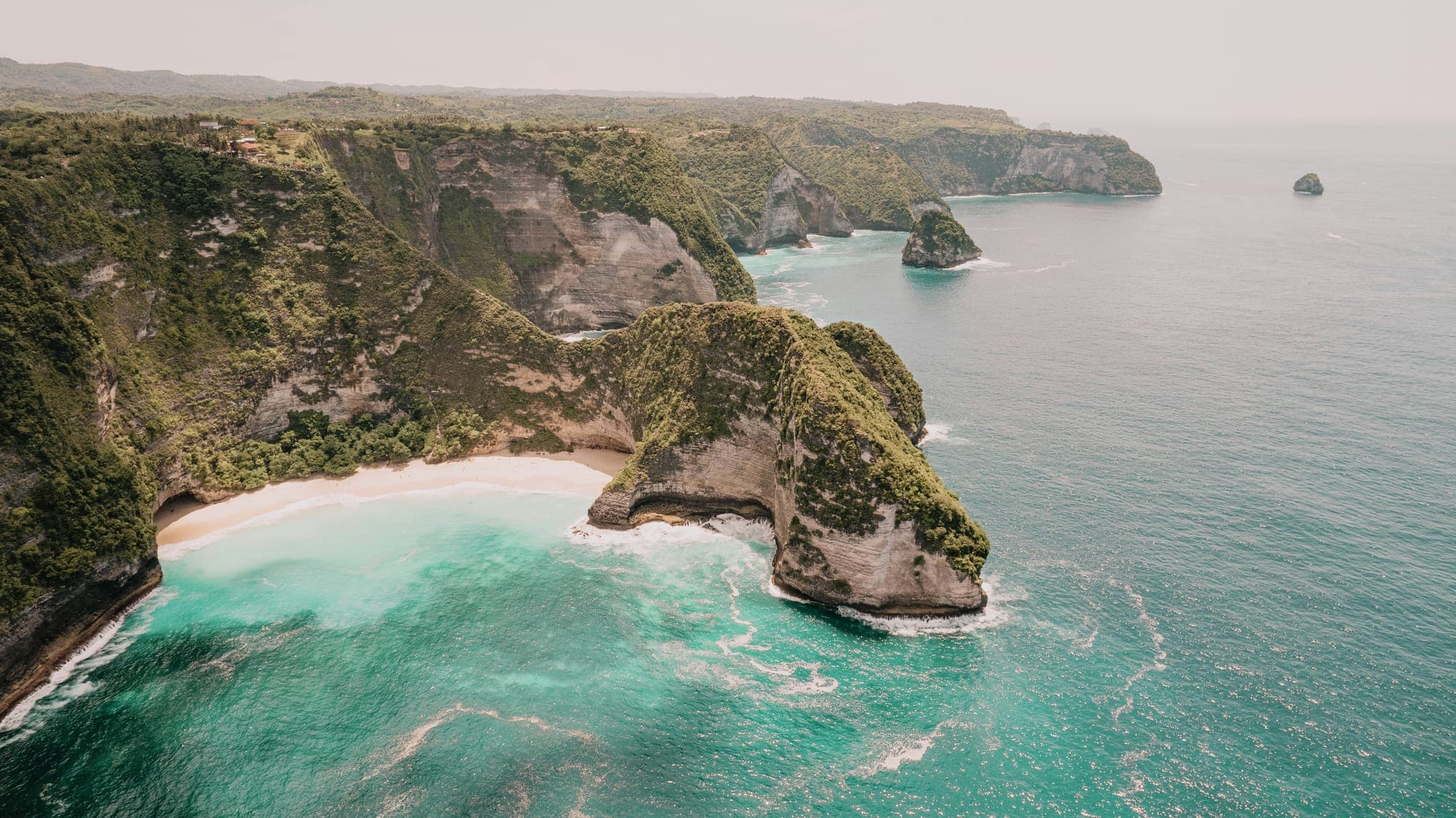 De steile kliffen en witte stranden aan de oostkant van Nusa Penida