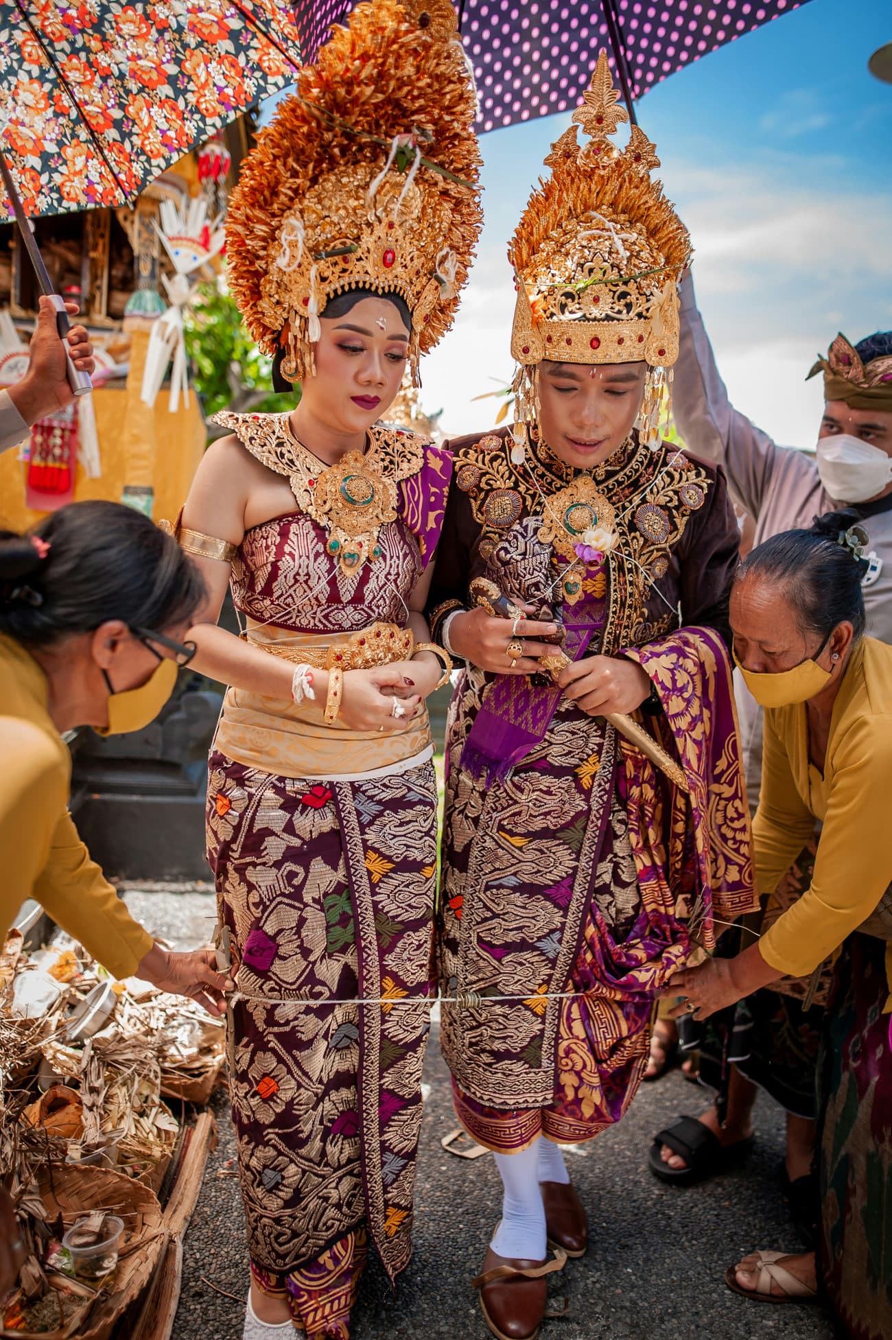 Een Balinees stel in ceremoniekleding van songket, met ingeweven gouden draden en gouden hoofdtooien