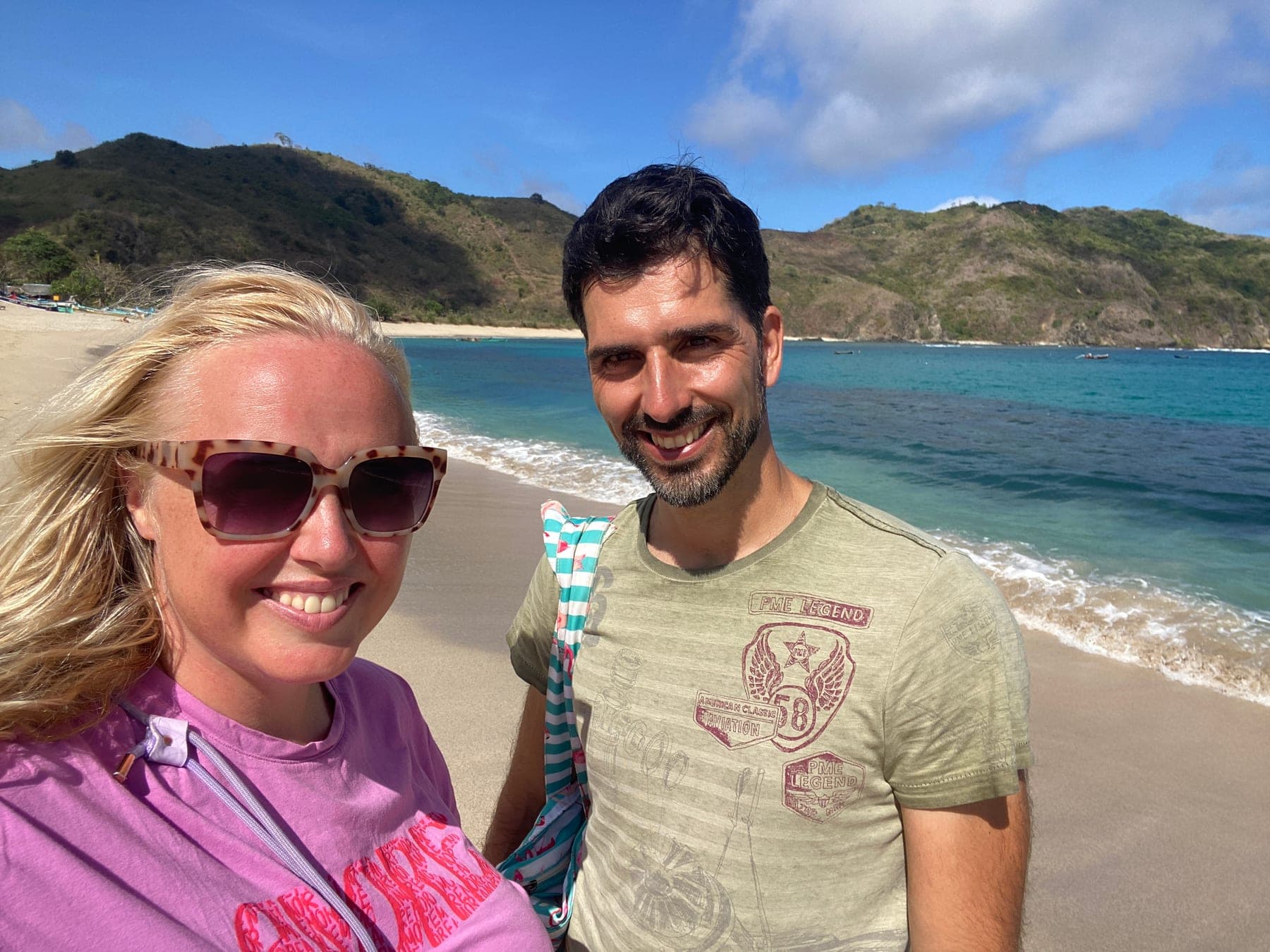 Wij samen op het strand van Bali, met de baai en de bergen op de achtergrond